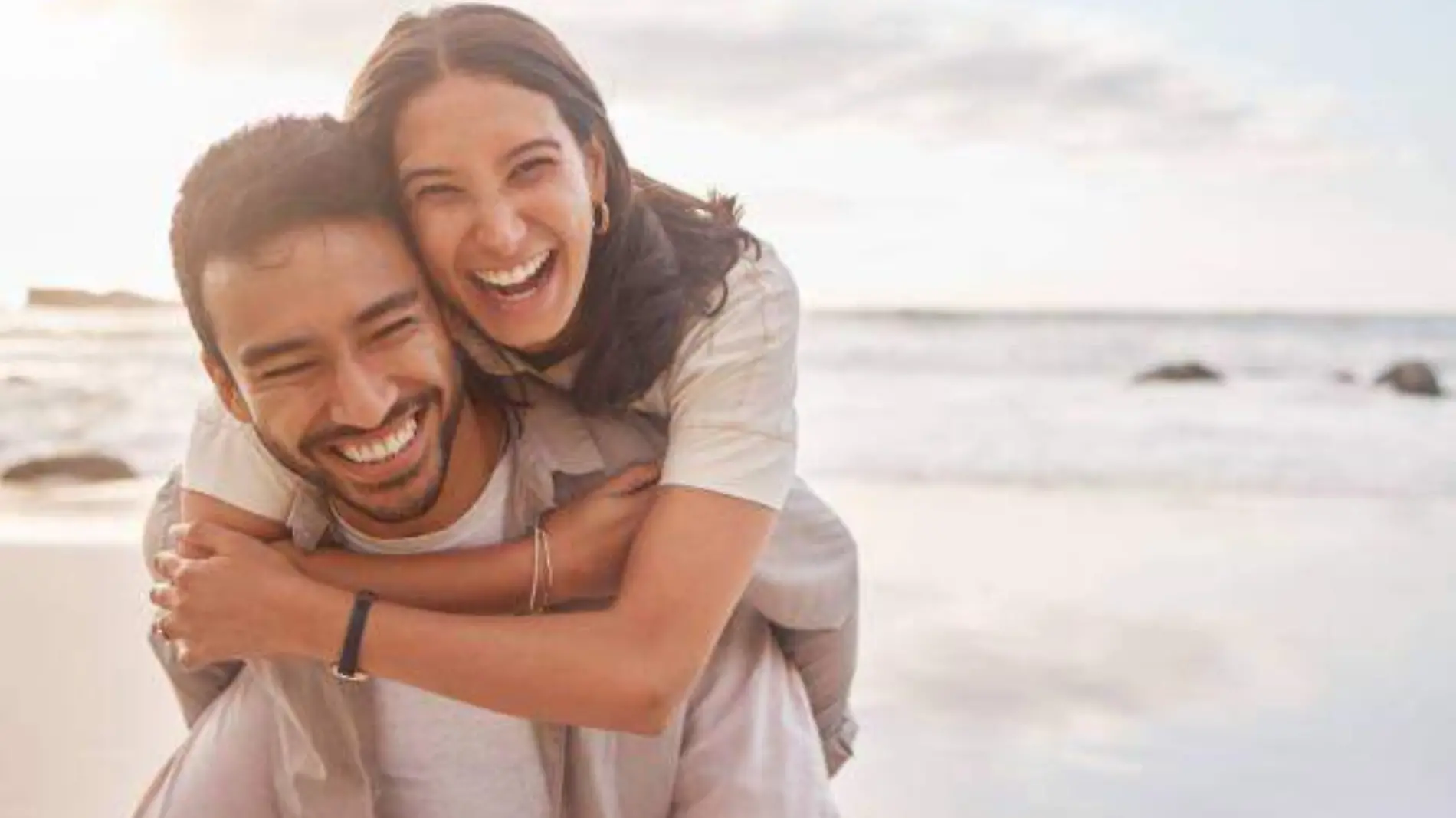 pareja en la playa 